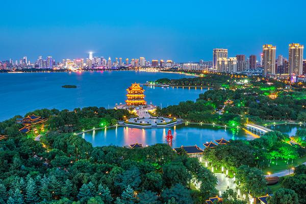 【网红明星吃瓜曝光黑料网】炒勺中加入适量的油