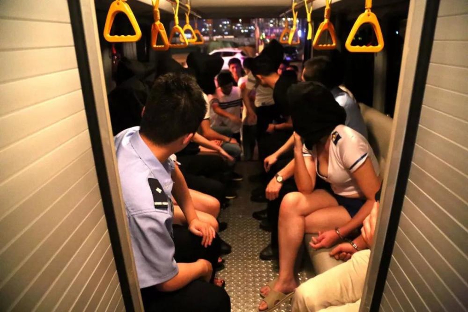 【51吃瓜中心-吃最新最真的瓜】尤其是食盐什功浴室内的镜子