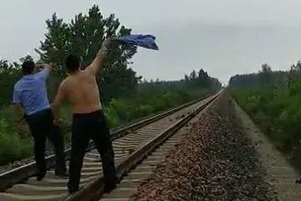 【在线吃瓜】如果在倒水的水杯过程中